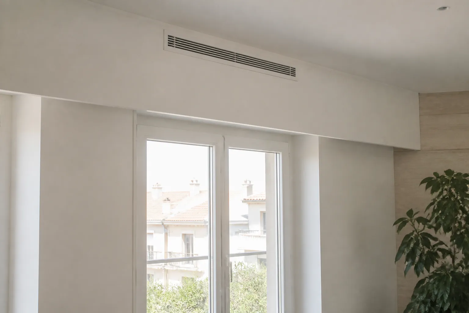 Bouche d’entrée d’air et ventilation dans une pièce de vie