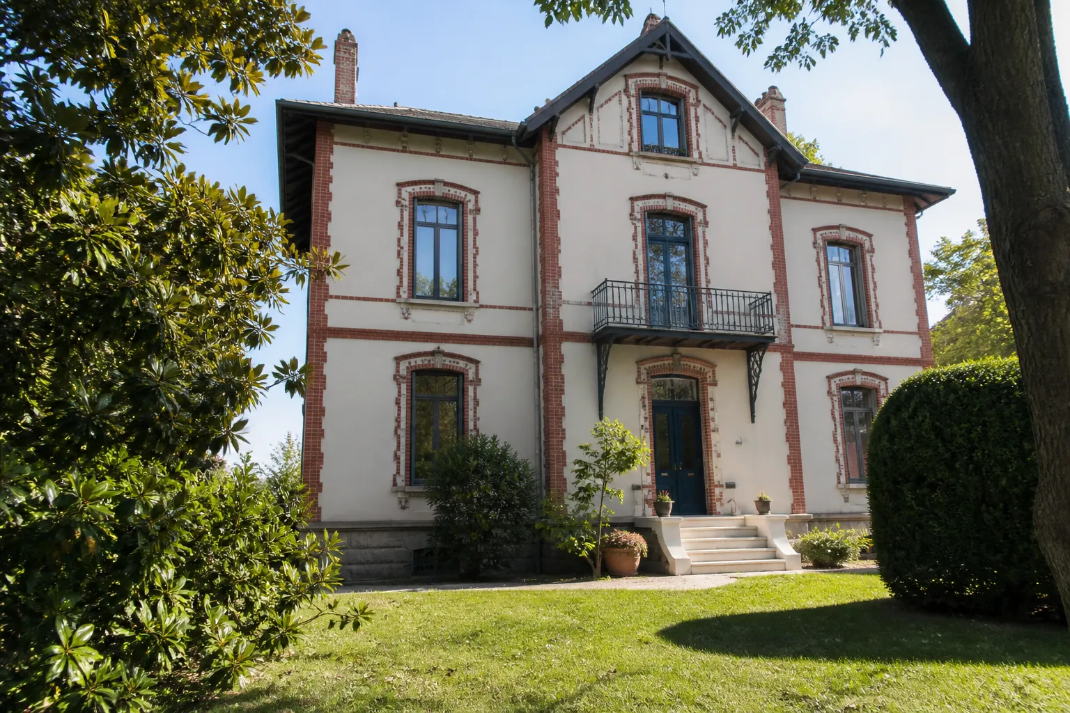 Villa du début du 20e siècle avec décor de façade