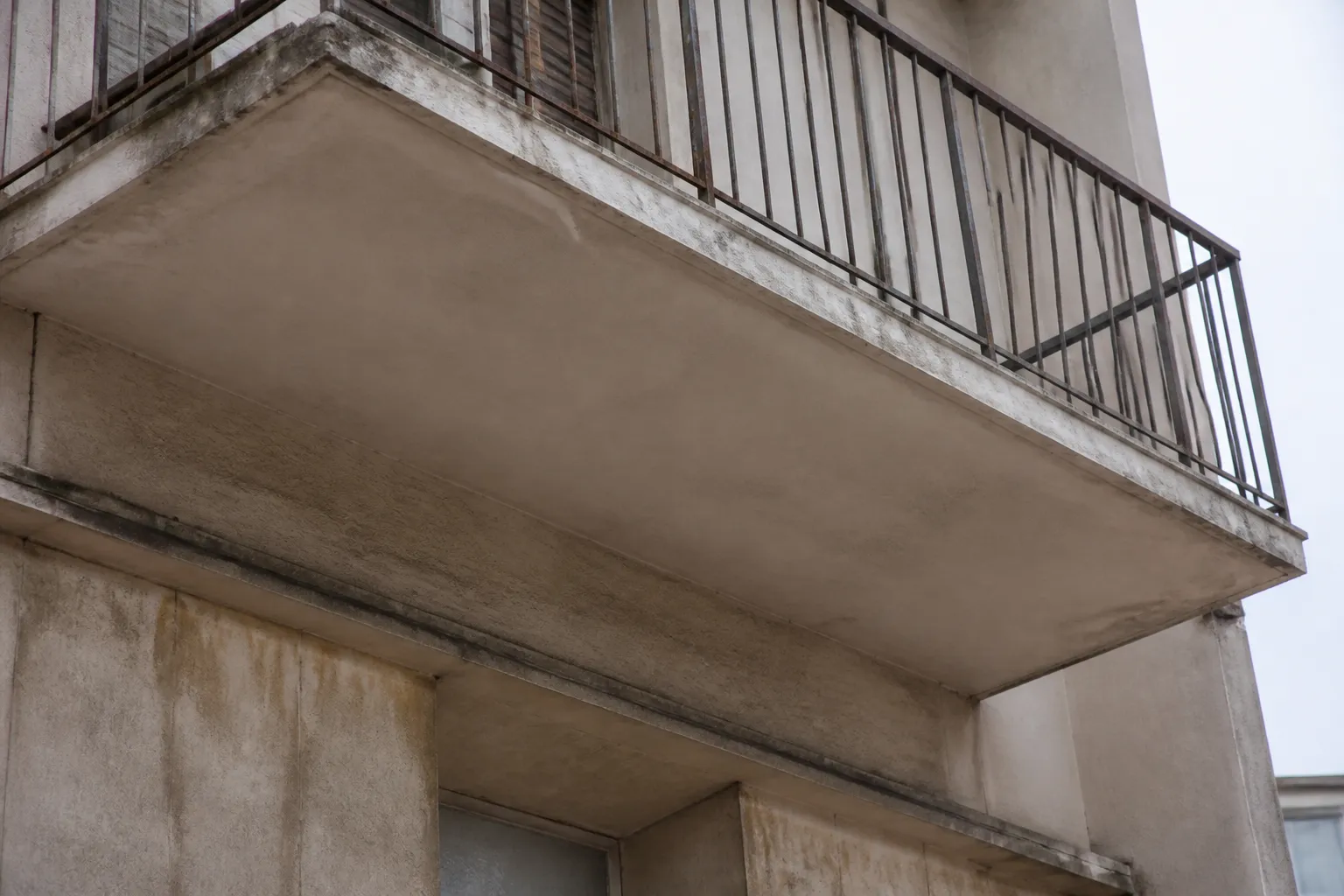 Balcon en béton d’un immeuble des années 1960 observé de près