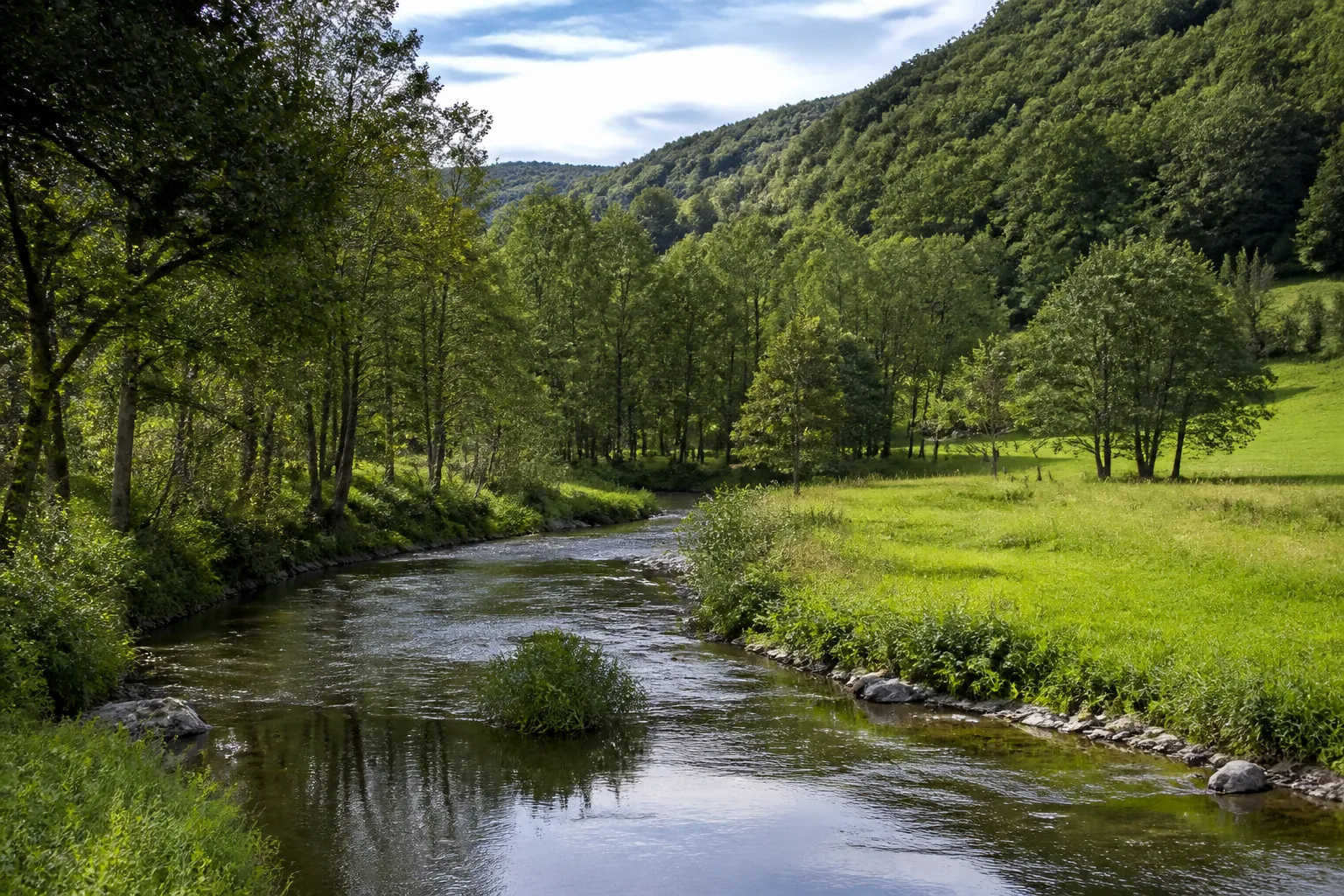 Rivière calme en fond de vallée dans la Creuse