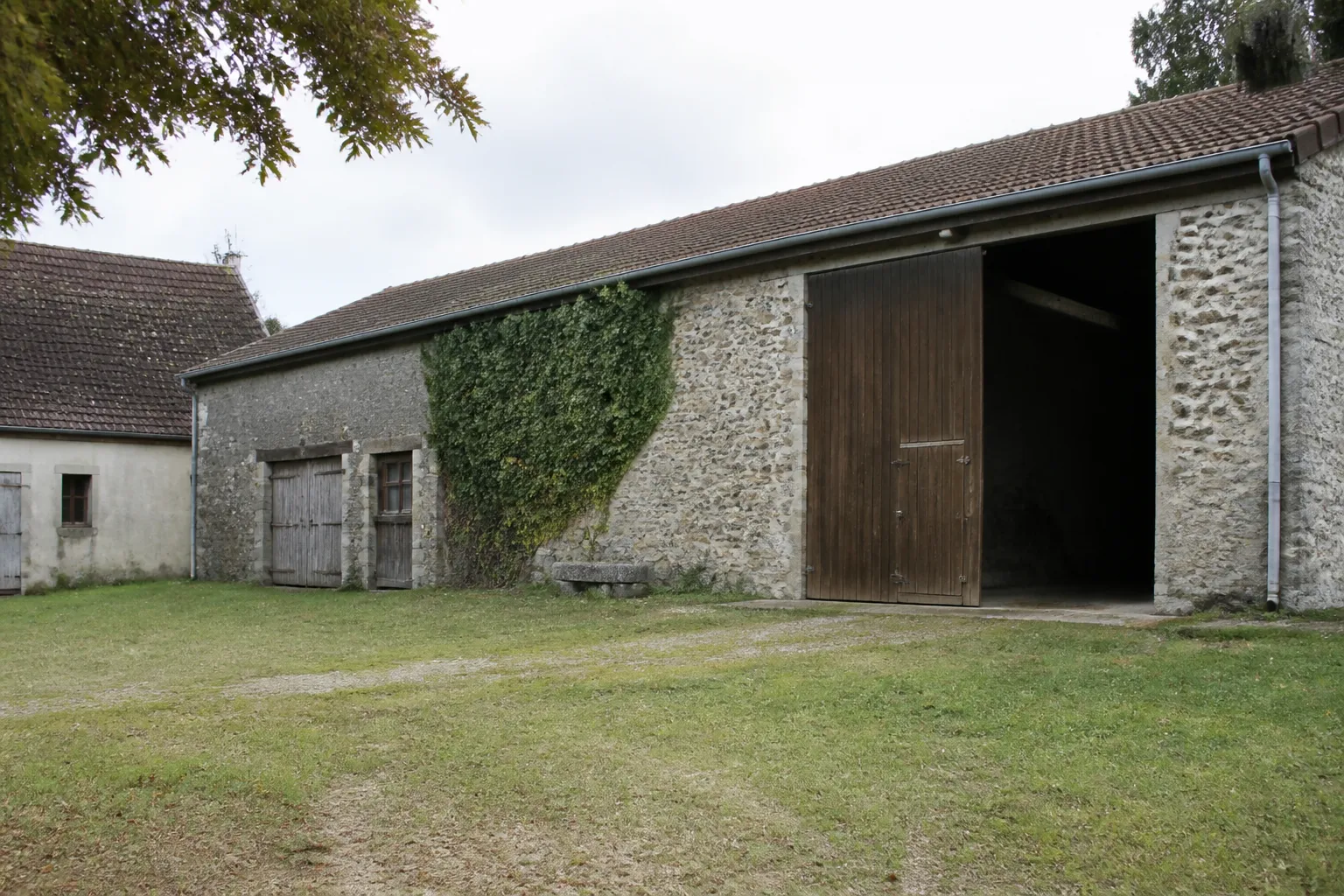 Grange en pierre avec portail en bois