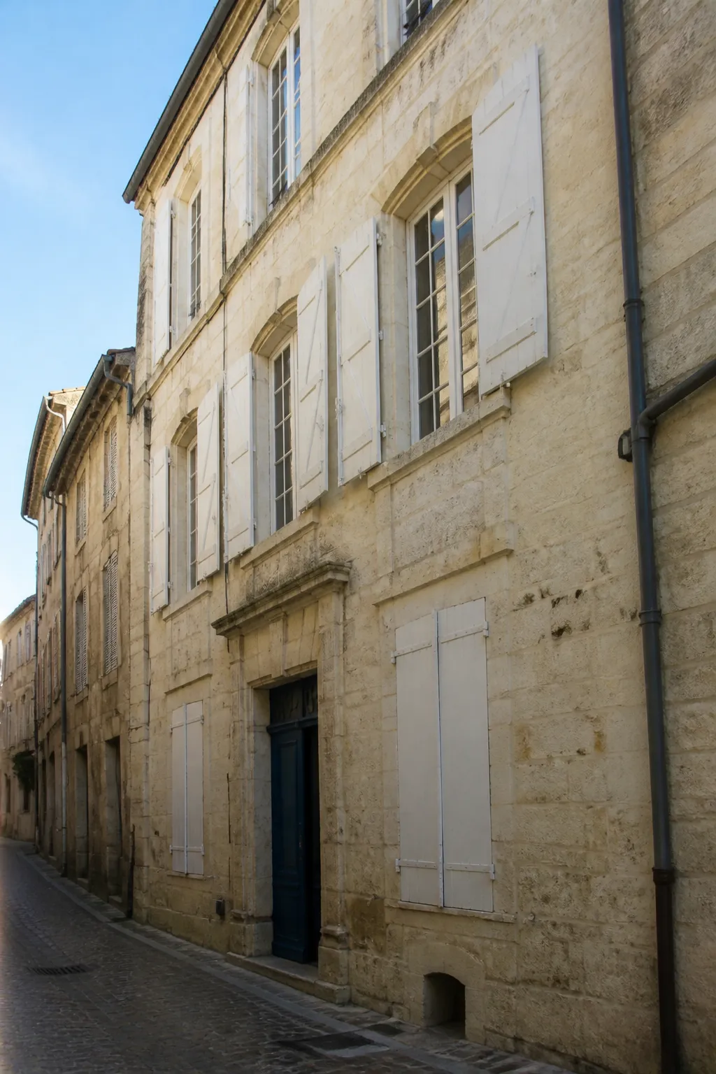 Immeuble ancien en pierre calcaire dans une rue de centre-ville à Périgueux