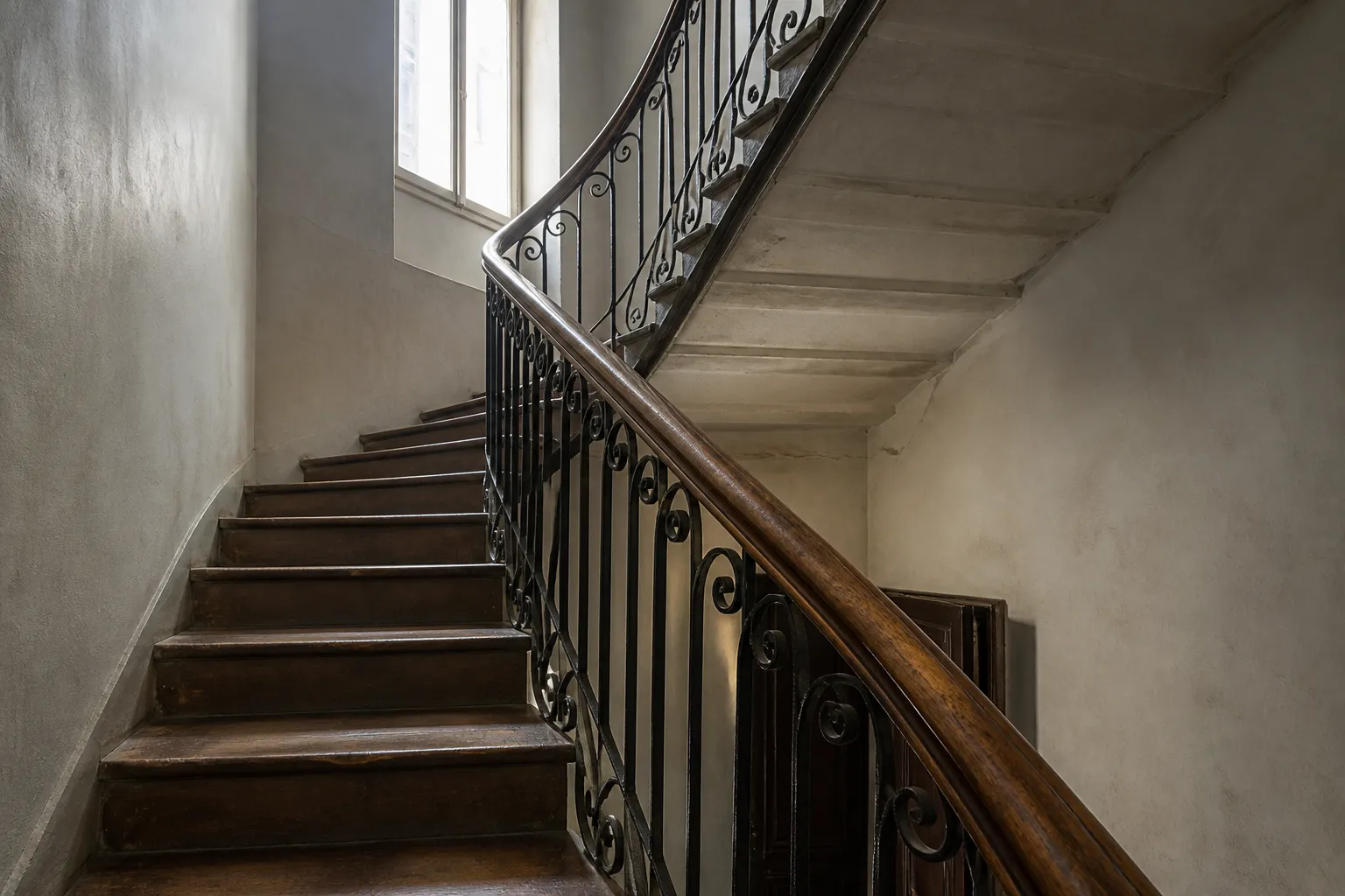 Cage d’escalier en bois d’un immeuble ancien en copropriété