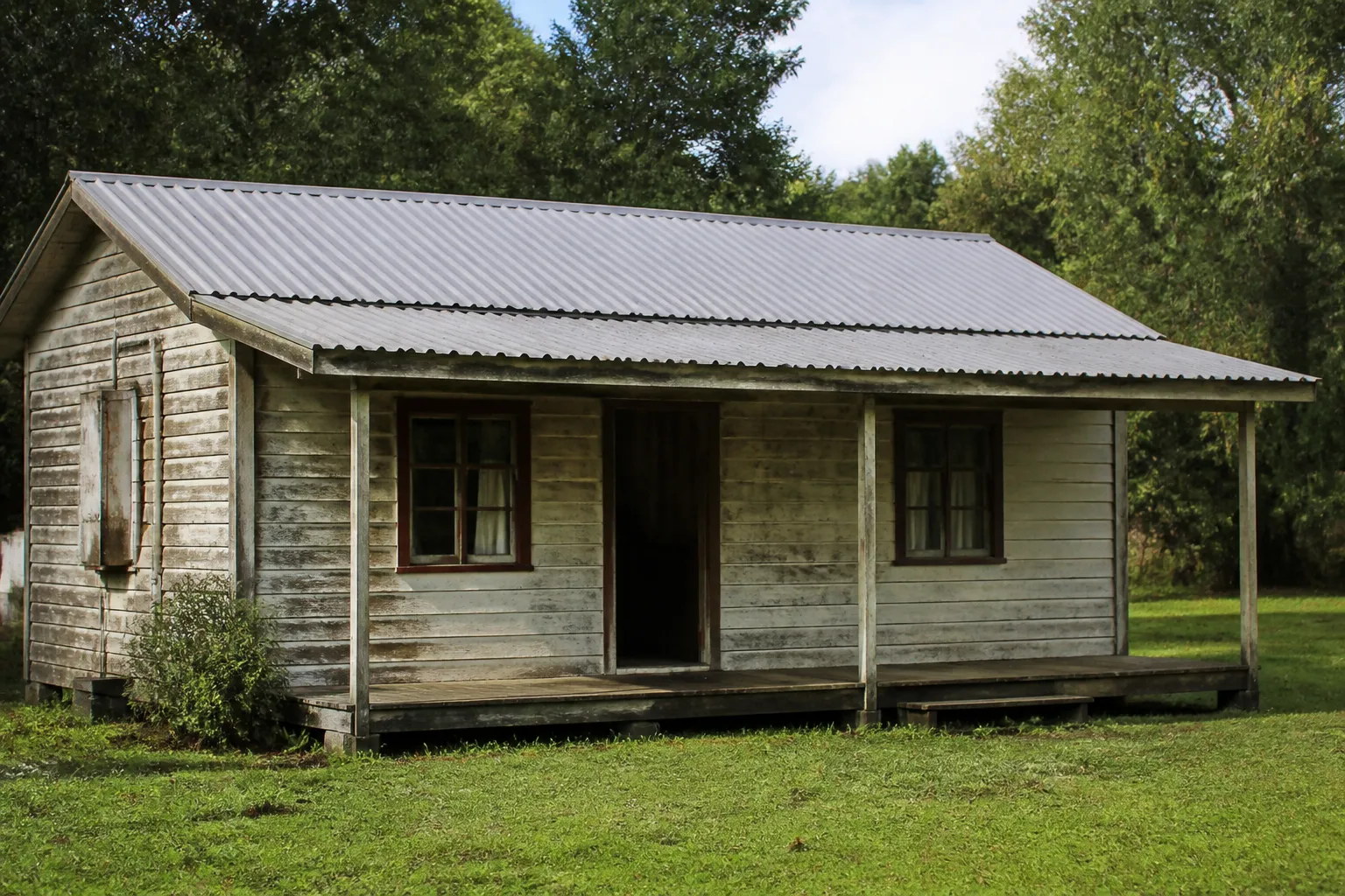 Ancienne habitation préfabriquée à ossature bois et toit en appentis