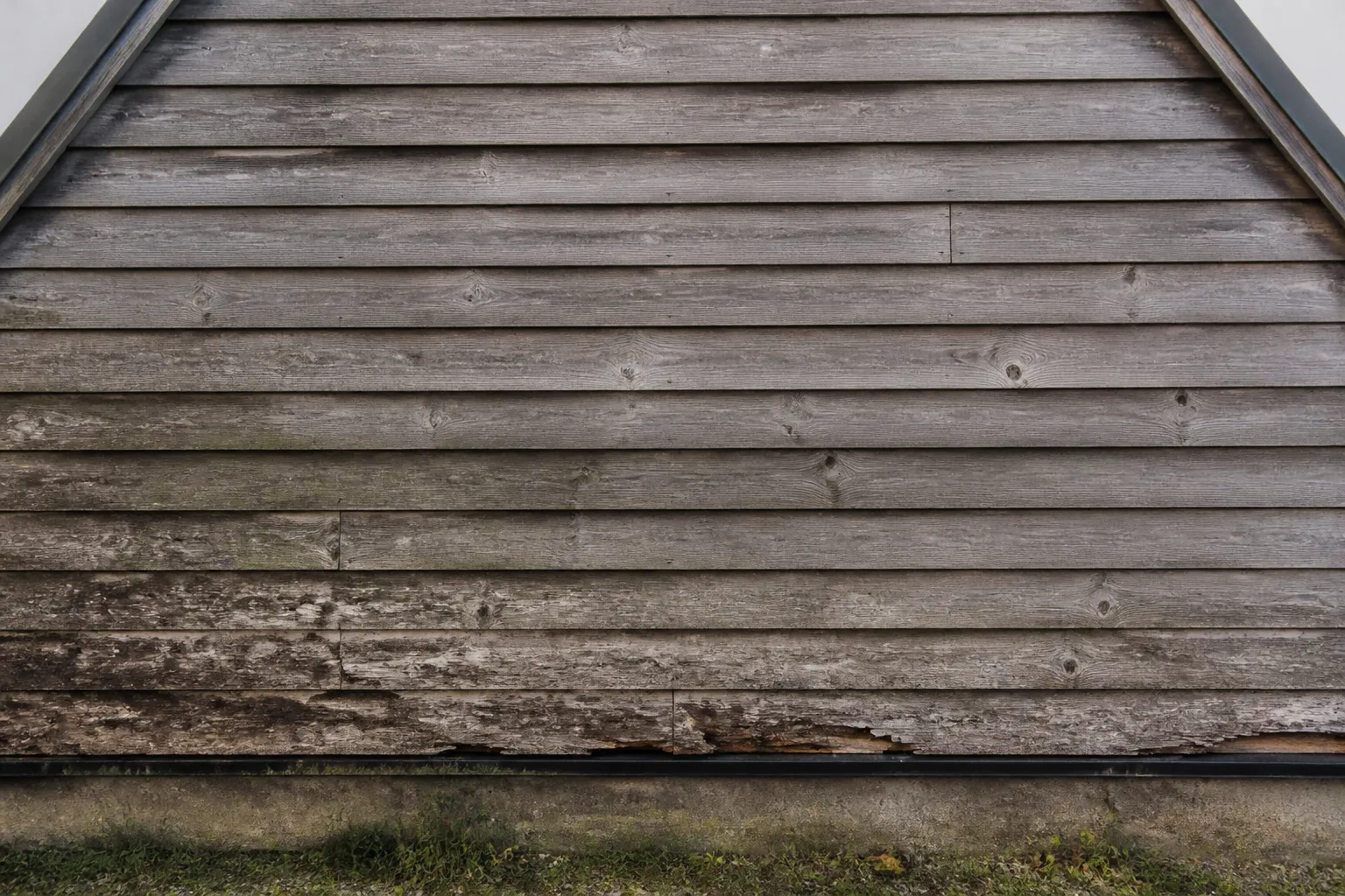 Bardage en bois vieilli sur un pignon de maison