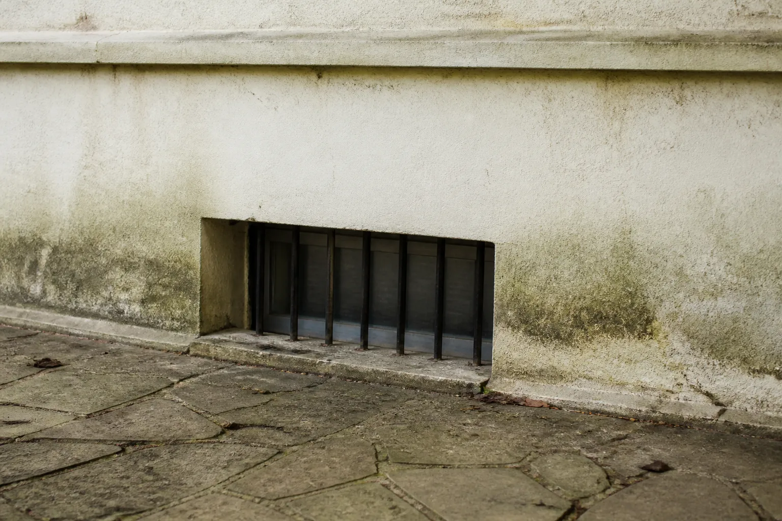 Soupirail et sous-sol semi-enterré d’une maison ancienne