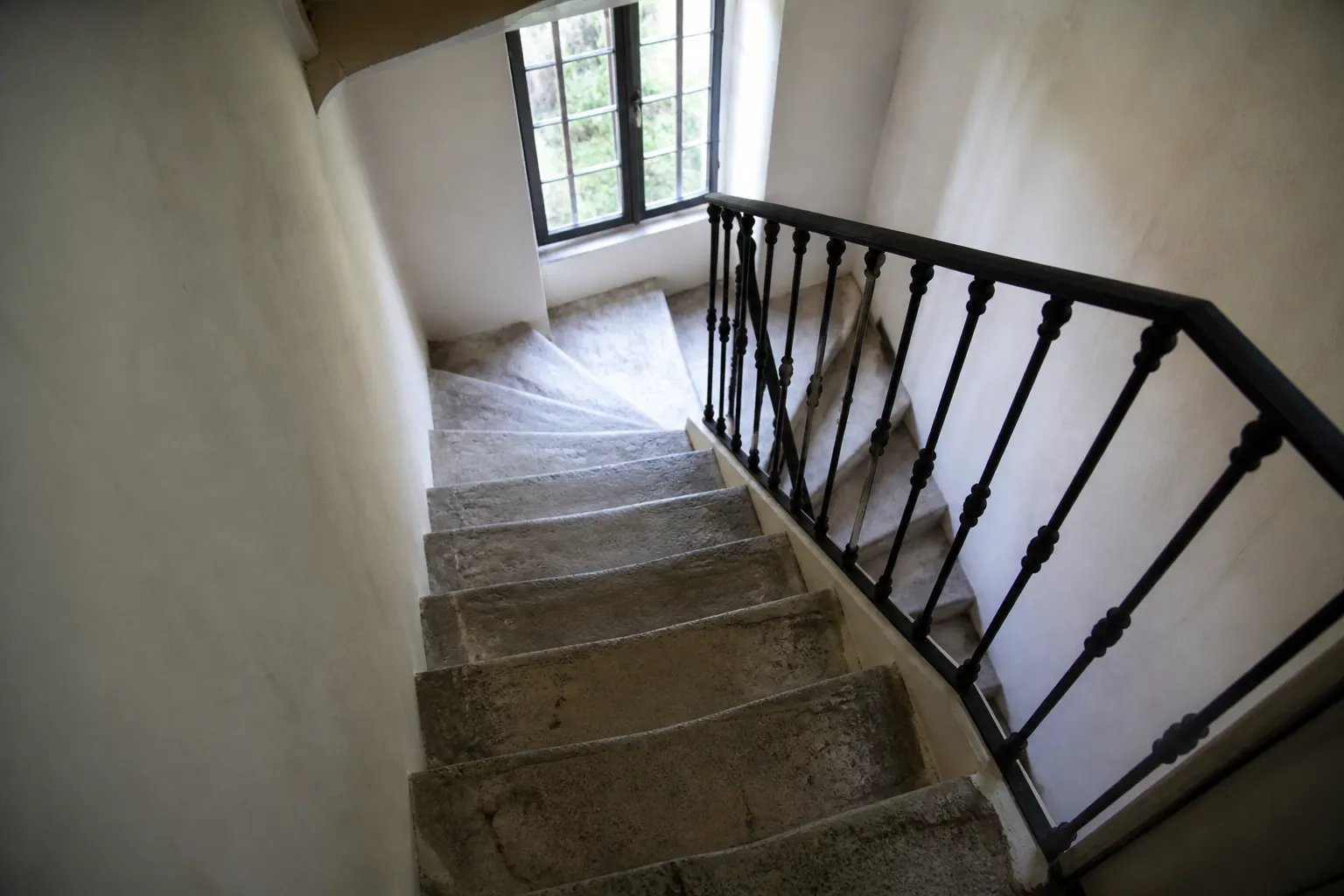 Cage d’escalier d’un petit immeuble en centre-ville