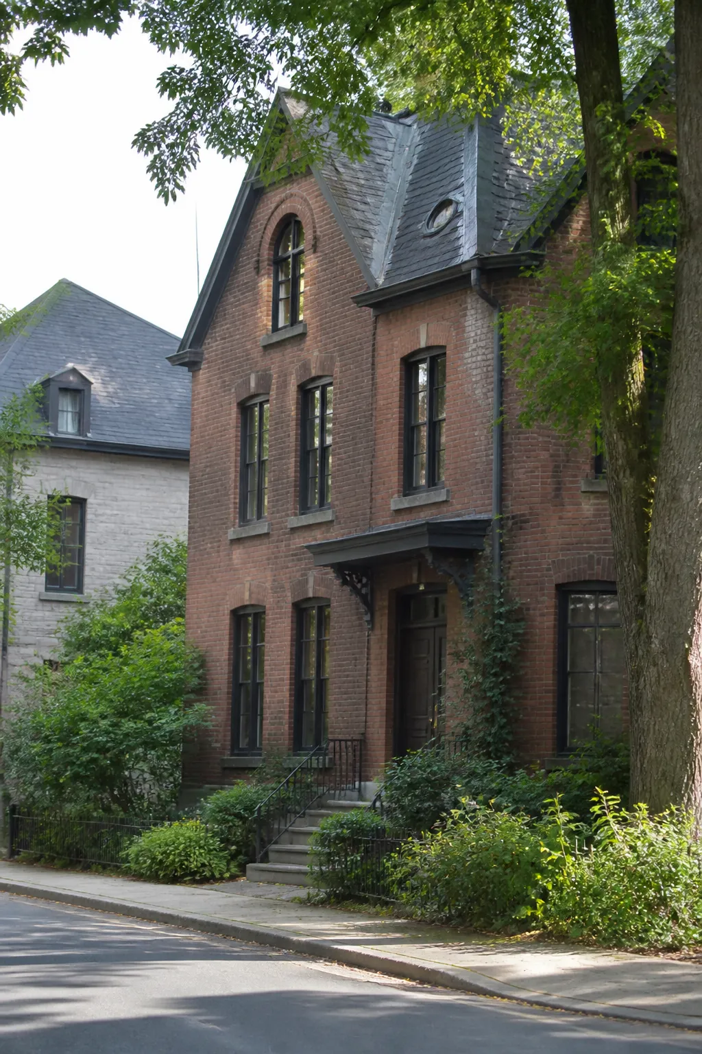 Maison ancienne en brique dans une rue résidentielle, illustration d’un achat à Évreux