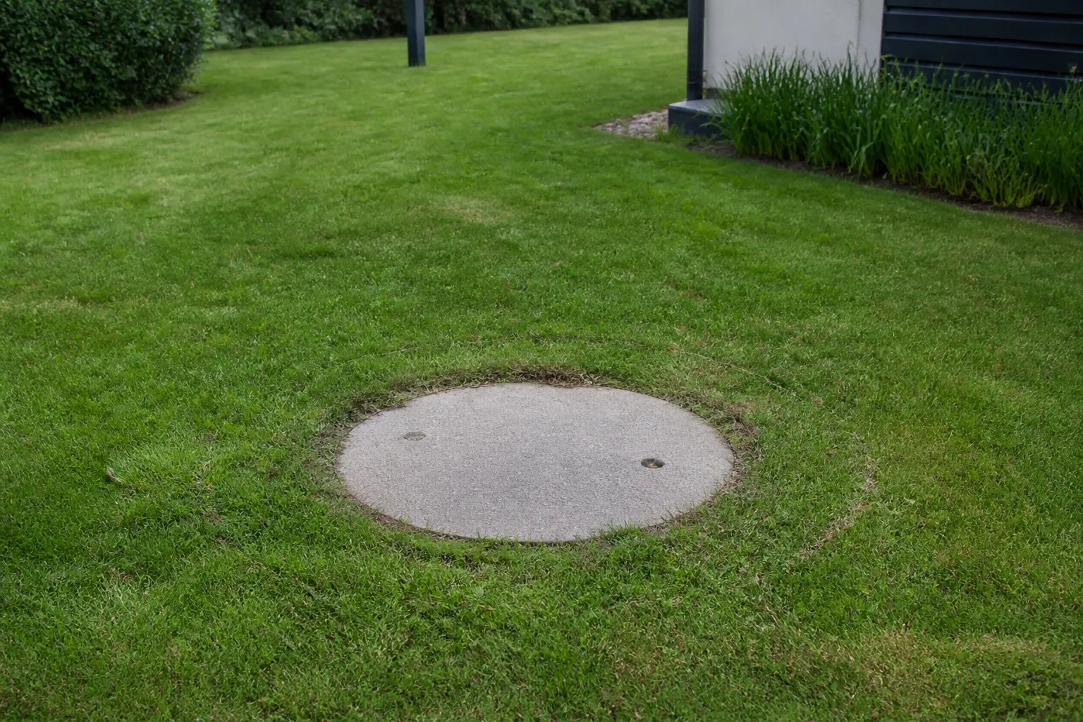 Tampon de regard d’assainissement dans un jardin