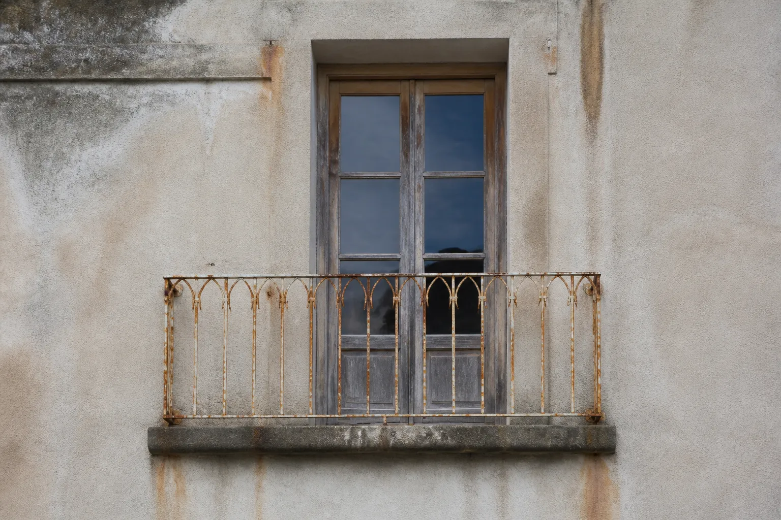 Garde-corps métallique et menuiserie exposés aux embruns