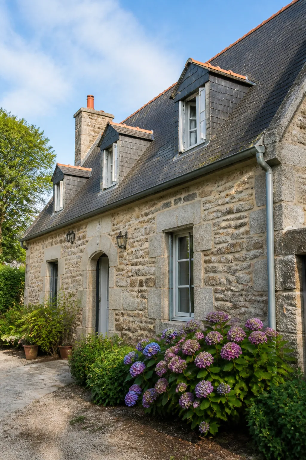 Maison en pierre avec toit d’ardoise dans un quartier résidentiel, illustration d’un achat à Quimper