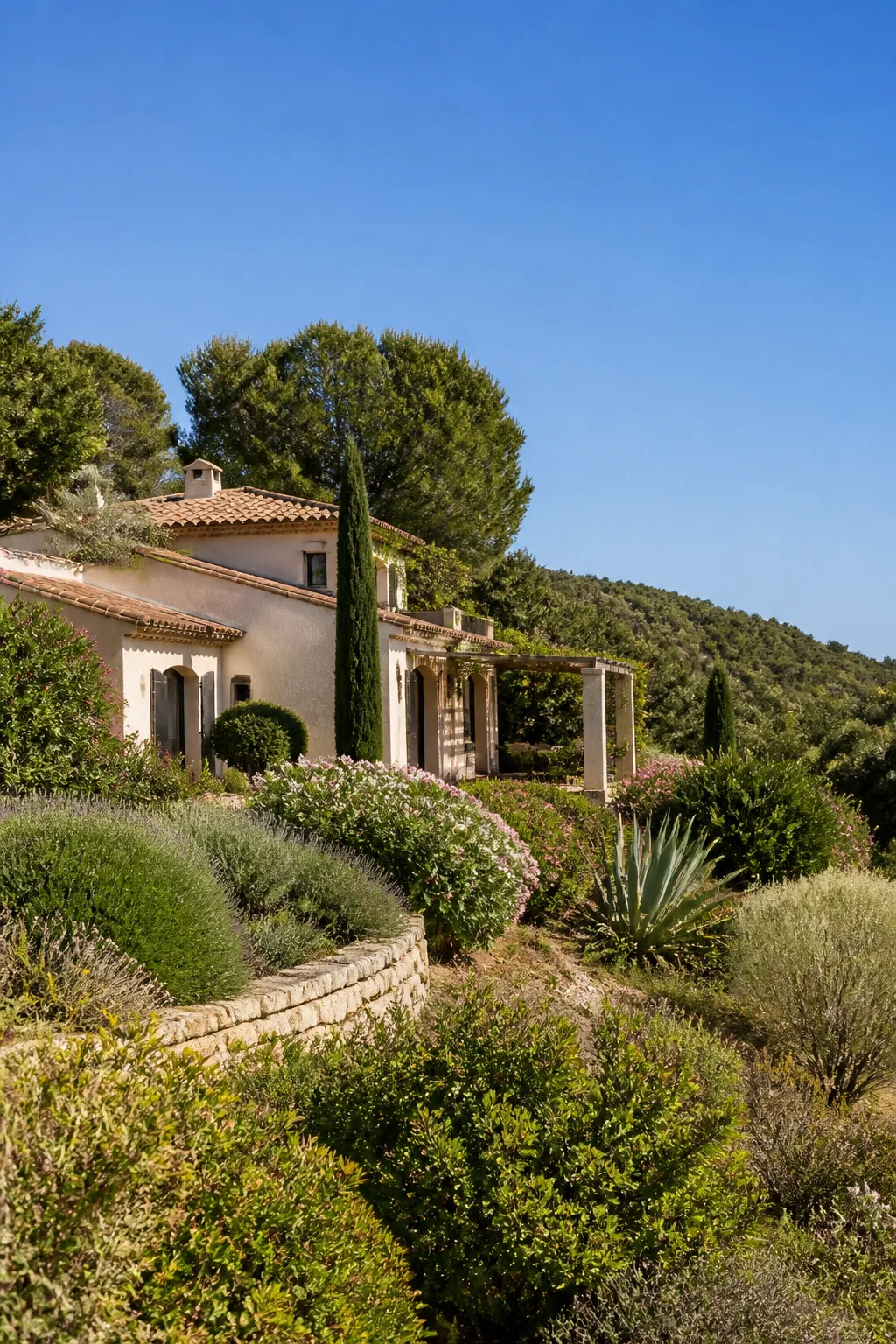 Villa méditerranéenne avec jardin sur une colline, illustration d’un achat à Nîmes