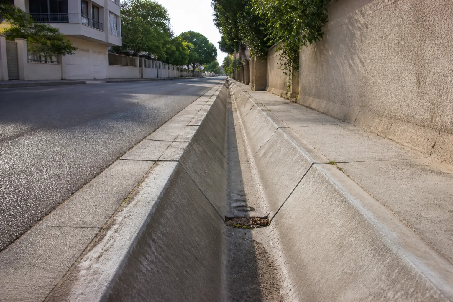 Ouvrage hydraulique en béton le long d’un ruisseau urbain asséché