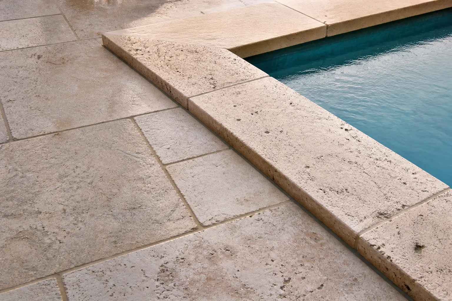 Terrasse et piscine d’une villa avec margelles et dallage