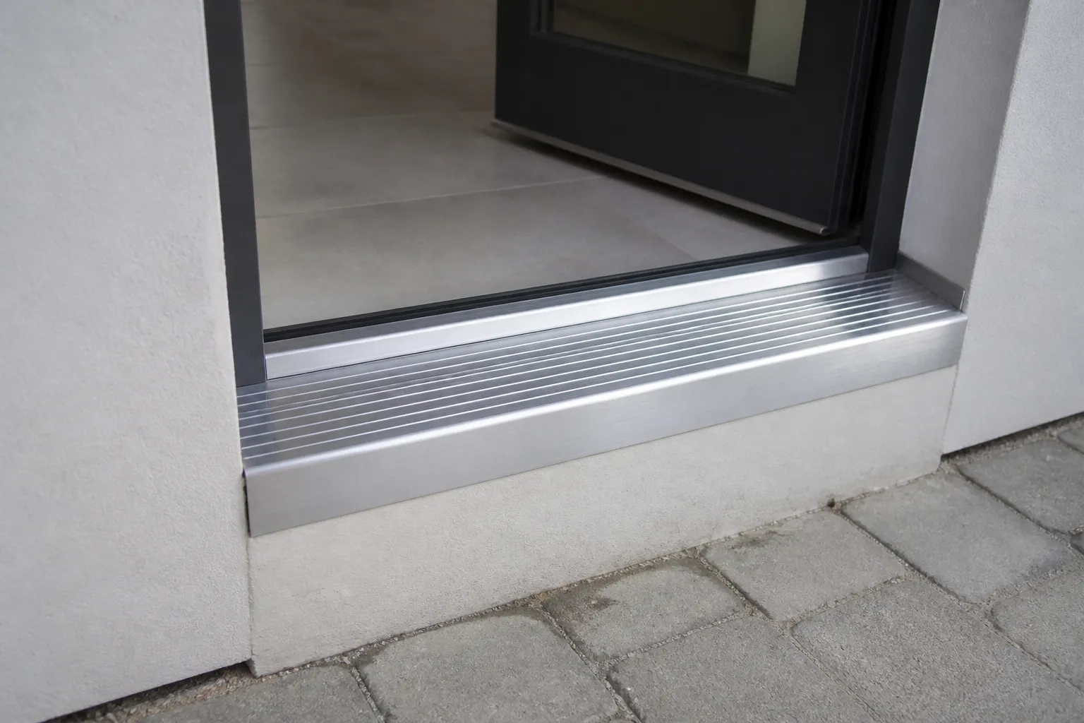 Seuil de porte surélevé et barrière anti-inondation amovible