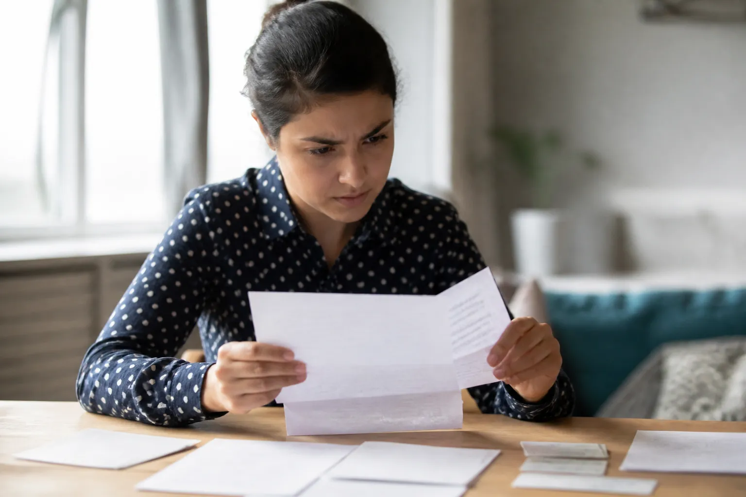 Acheteur lisant un document d’état des risques à une table