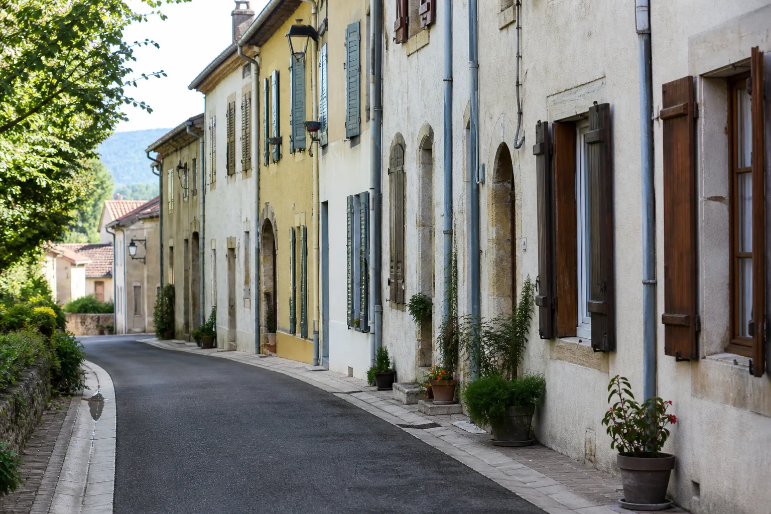 Façades mitoyennes d’une rue de centre-ville