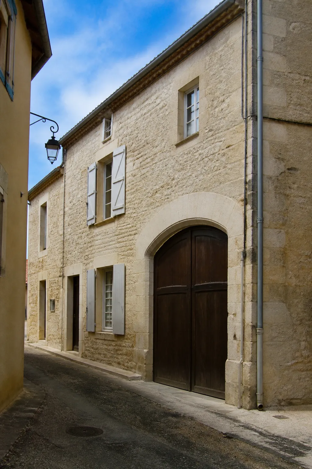 Maison de bourg en pierre avec porte cochère