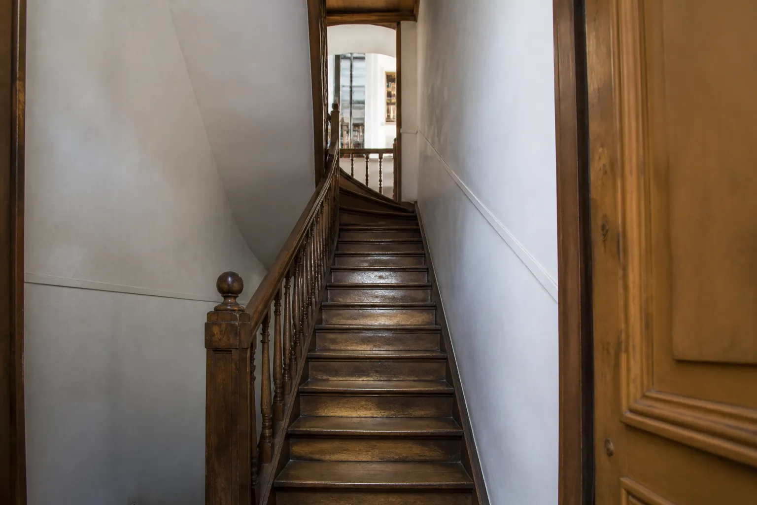 Escalier intérieur en bois dans une maison ancienne étroite