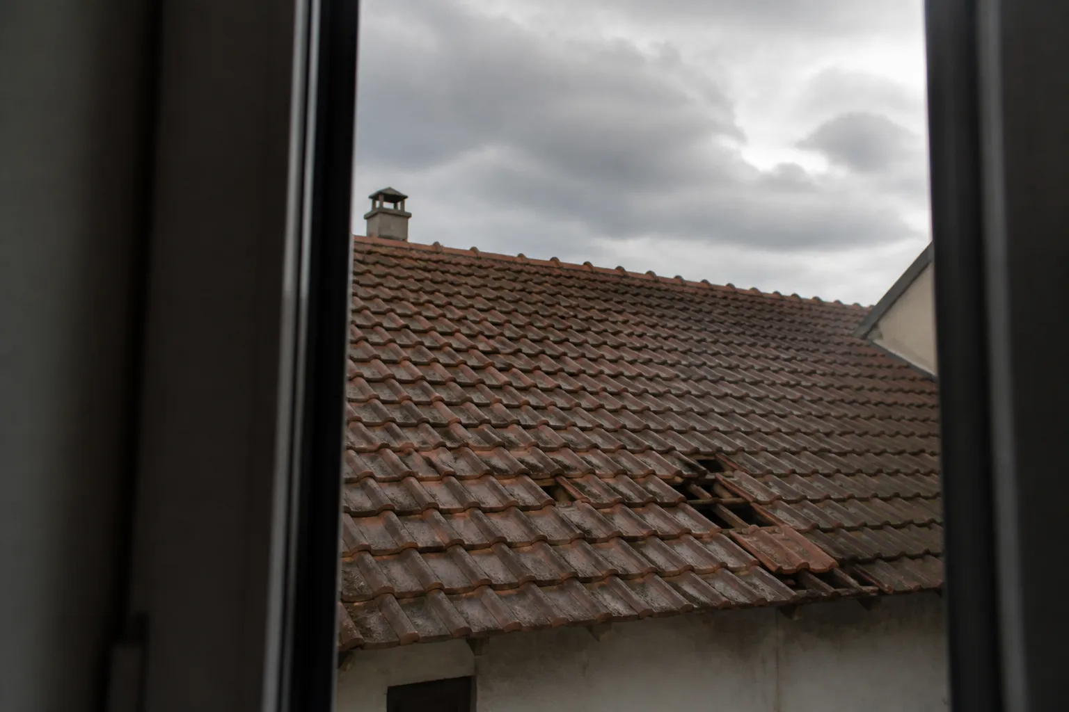 Toiture en tuiles vue depuis une fenêtre voisine