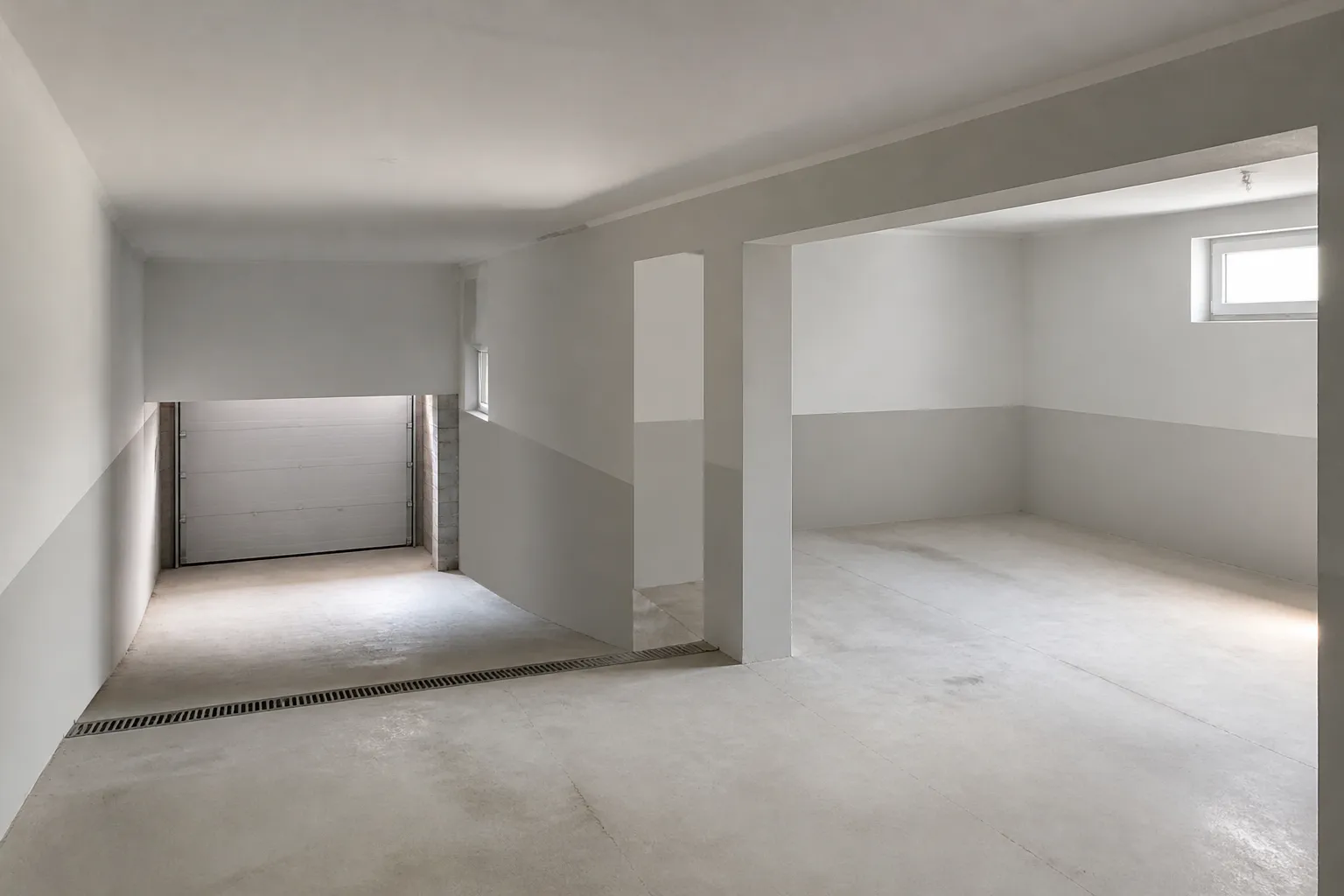Sous-sol semi-enterré avec porte de garage