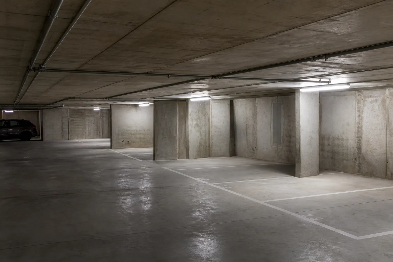 Parking souterrain de résidence avec murs en béton