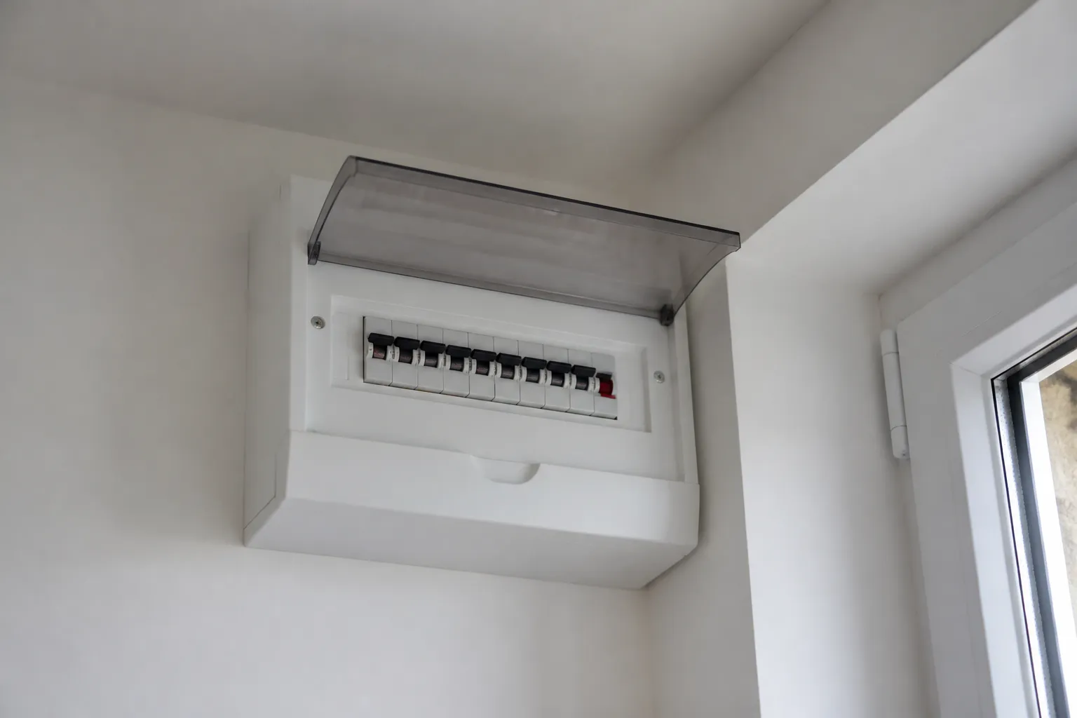 Tableau électrique installé en hauteur dans un logement
