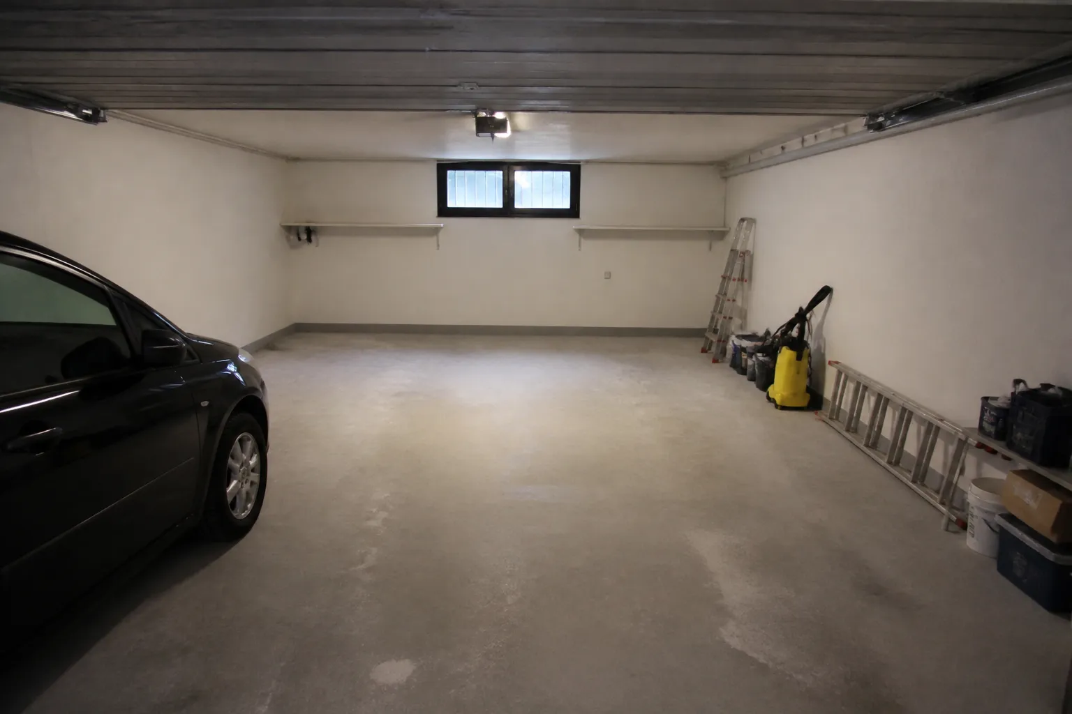 Garage en sous-sol de pavillon avec sol en béton