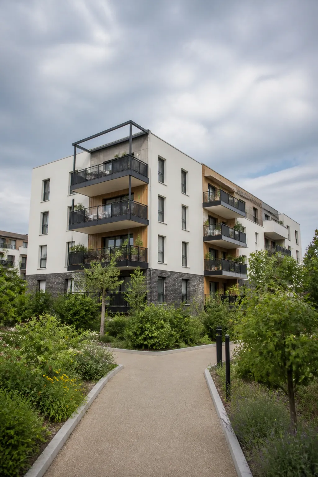 Immeuble résidentiel récent avec balcons et espaces verts
