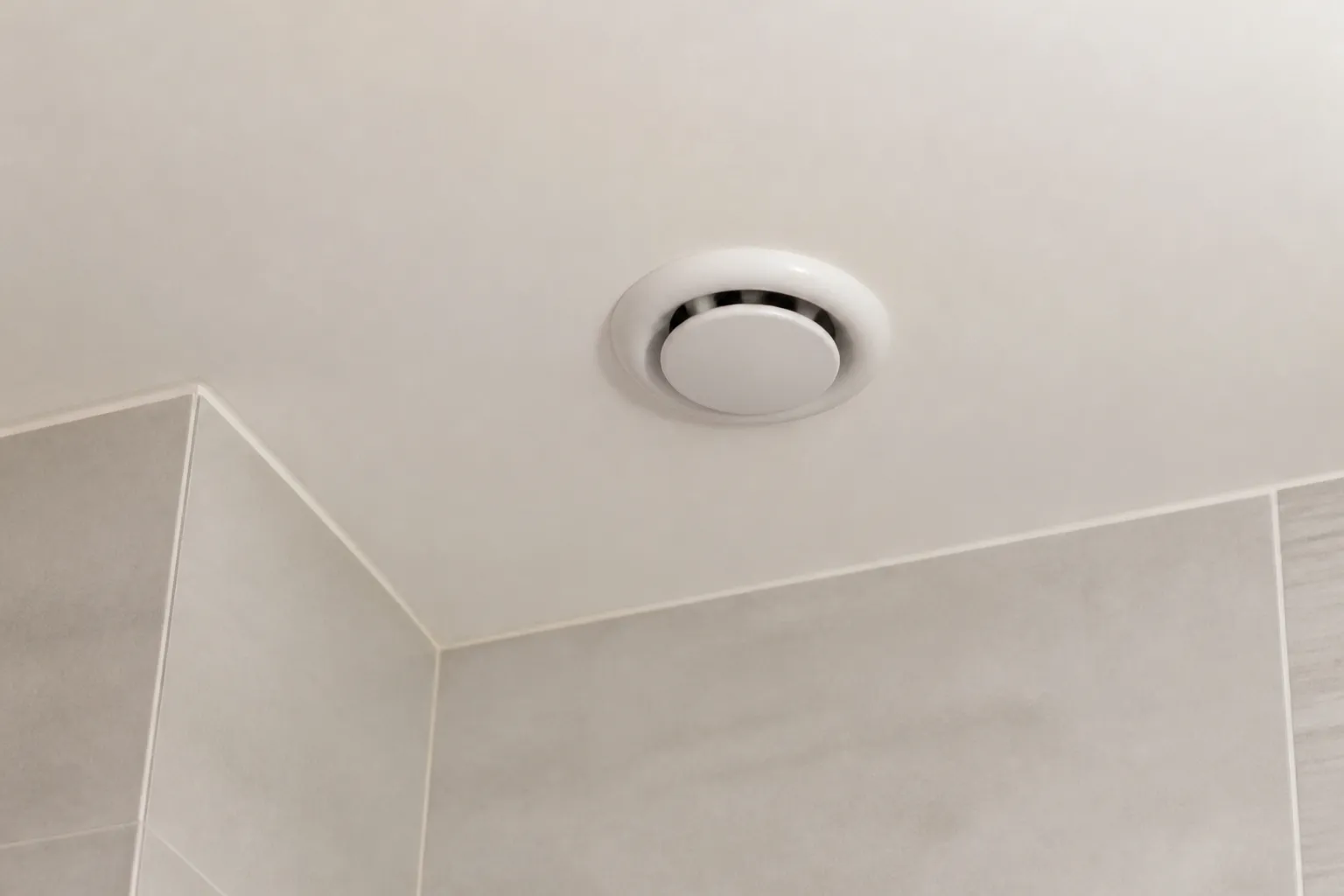 Bouche de ventilation dans une salle de bains récente