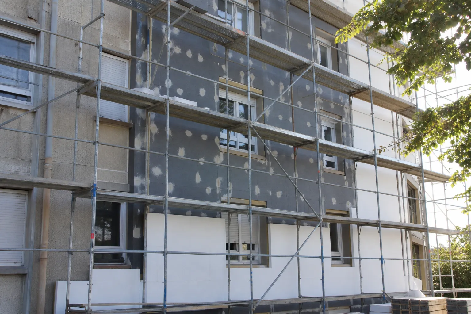 Façade d’immeuble en cours d’isolation par l’extérieur avec échafaudage