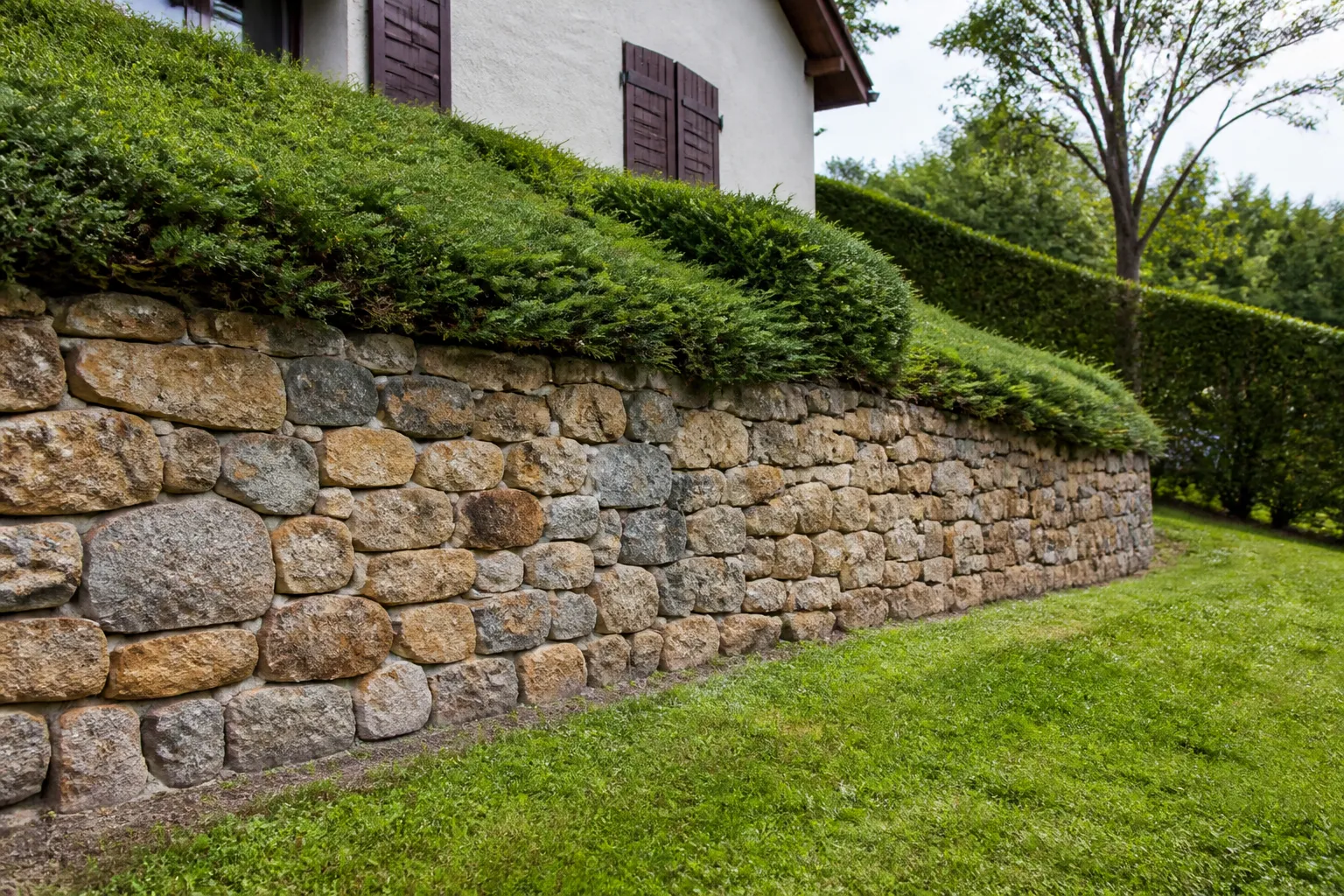 Mur de soutènement et maison sur un terrain en pente