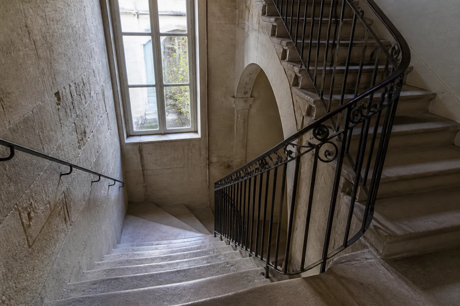 Cage d’escalier en pierre d’un immeuble ancien en copropriété