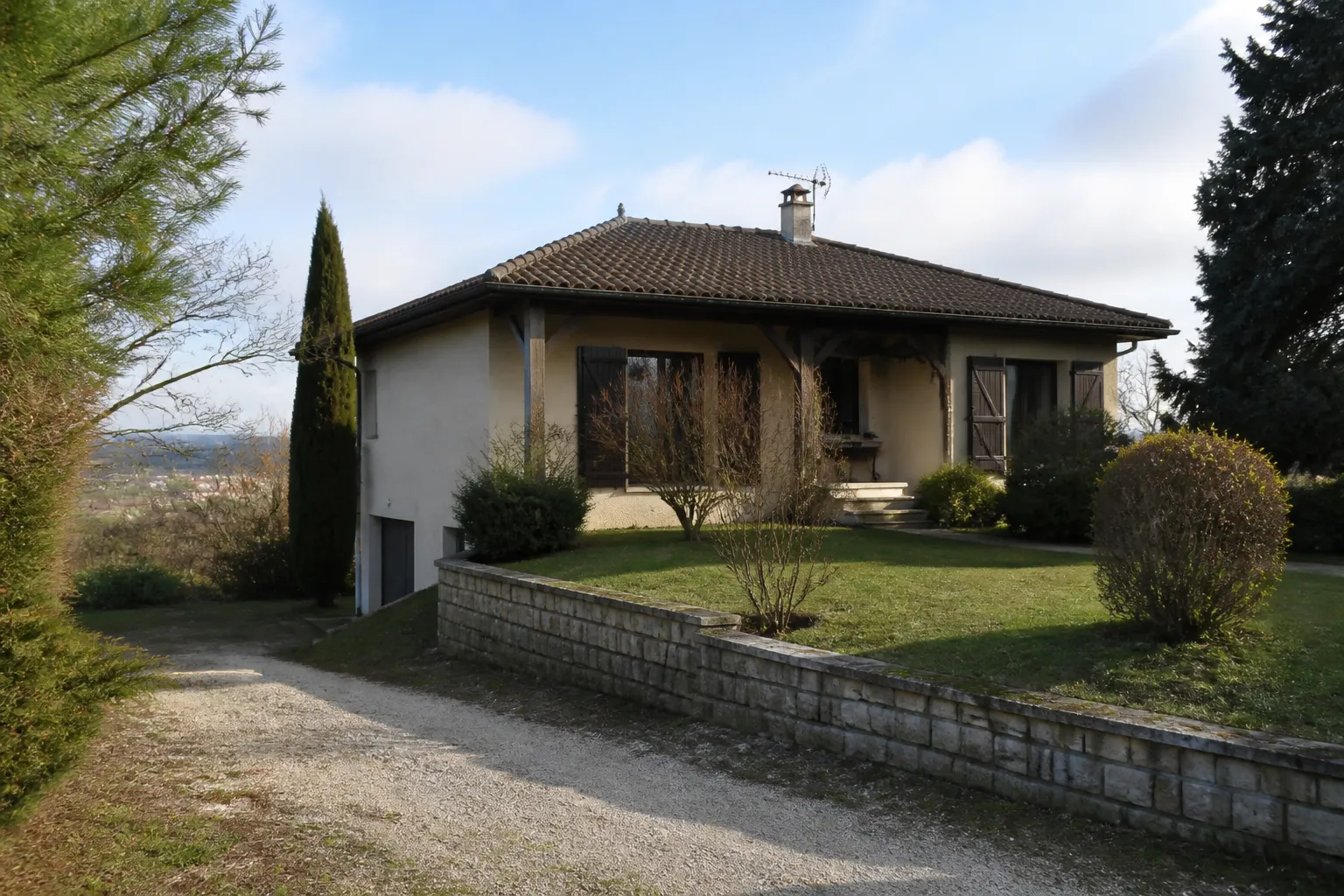 Maison individuelle sur un terrain en pente en périphérie d’une petite ville