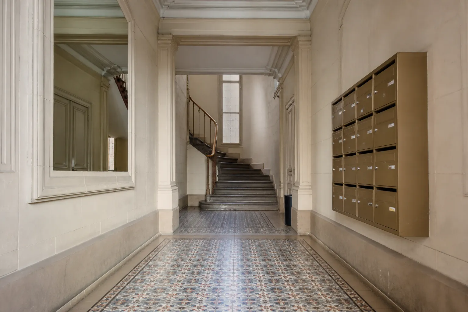 Hall d’immeuble ancien en centre-ville