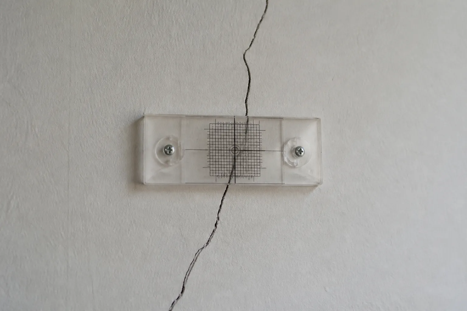 Fissurometre posé sur une fissure de mur intérieur