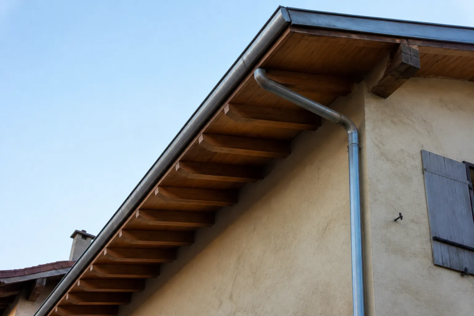 Débord de toiture et gouttière d’une maison ancienne