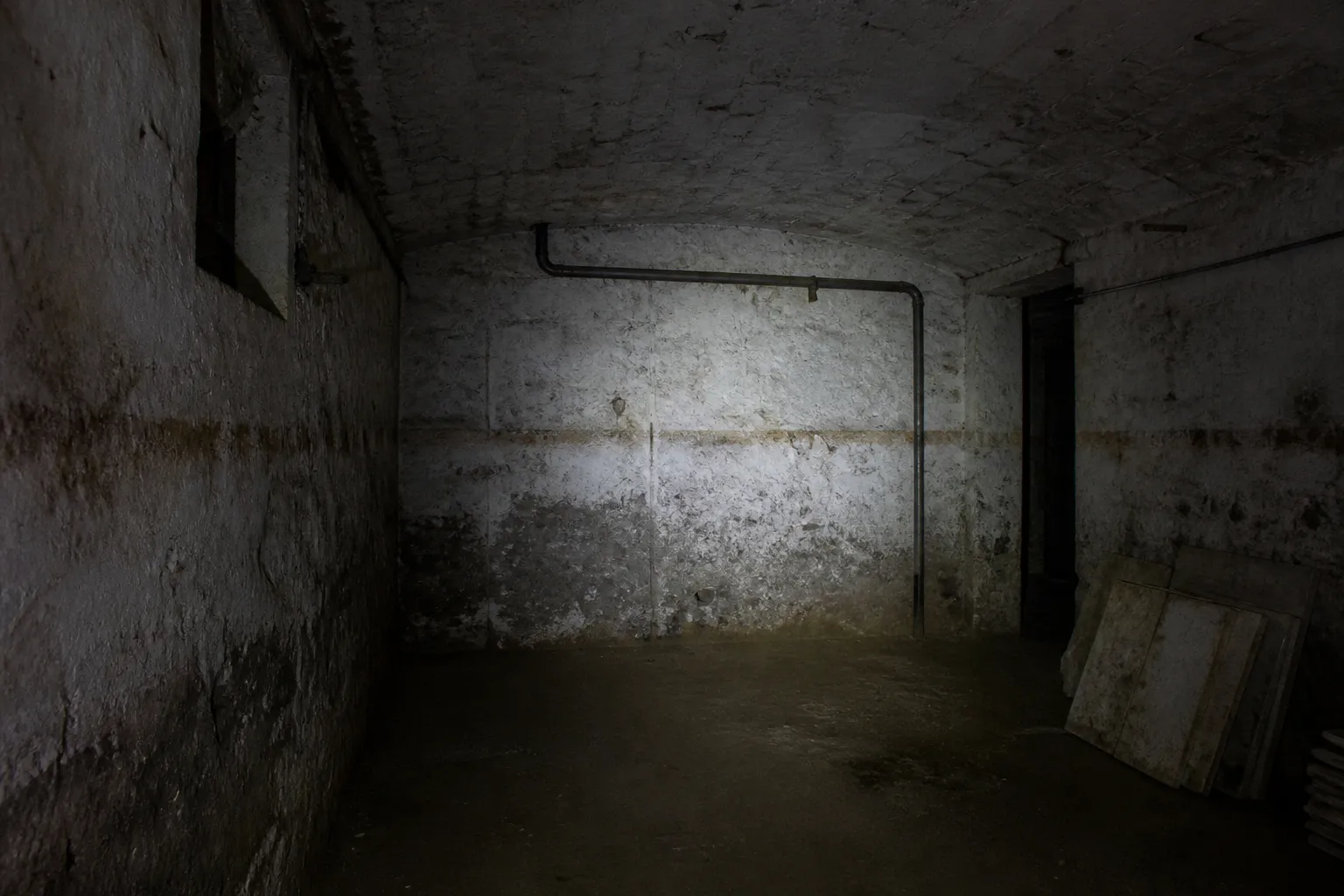 Cave d’immeuble avec marques d’anciennes venues d’eau