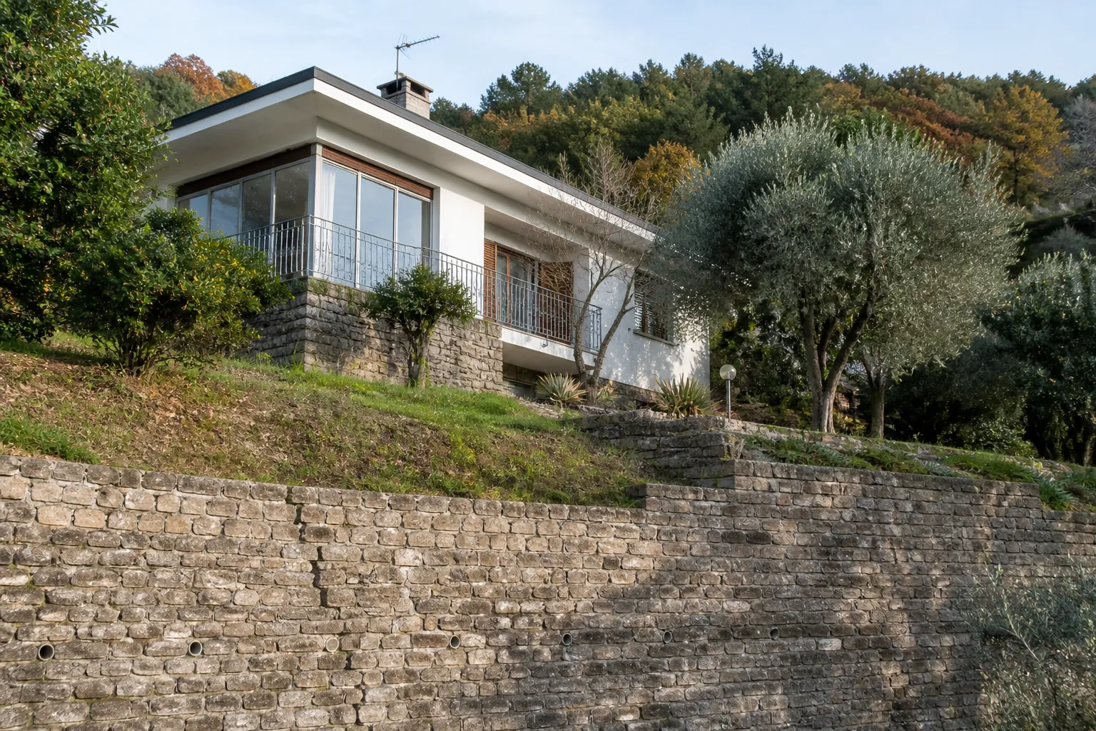 Maison sur un coteau avec mur de soutènement fissuré