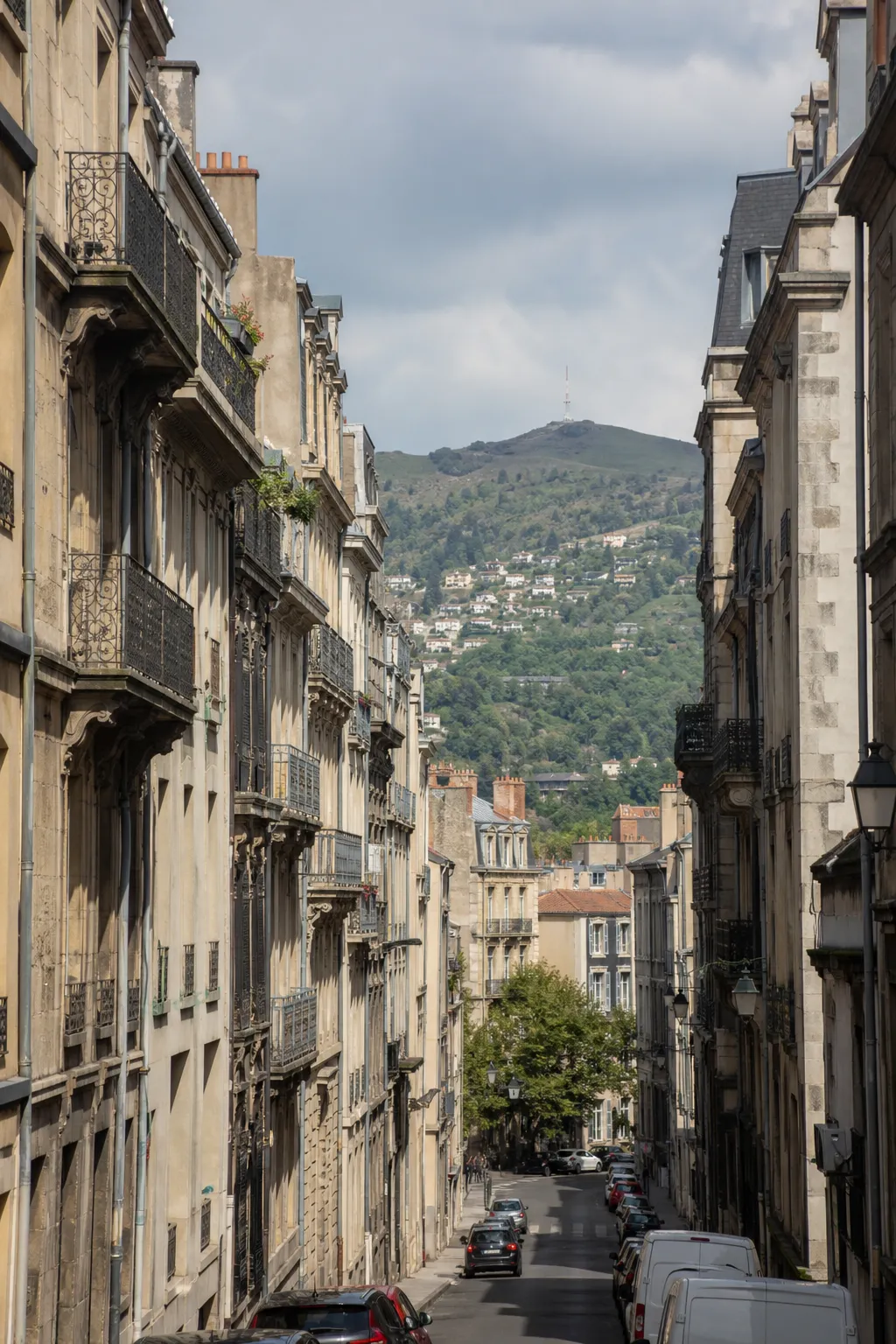 Immeubles anciens de centre-ville dans une grande ville au relief vallonné