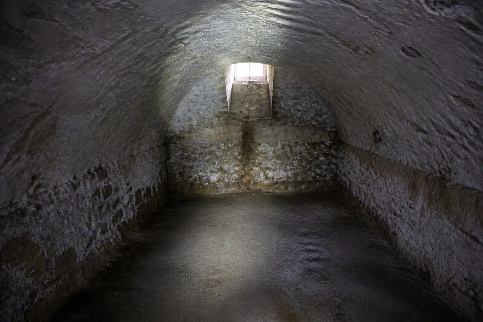 Cave d’immeuble ancien avec traces d’humidité