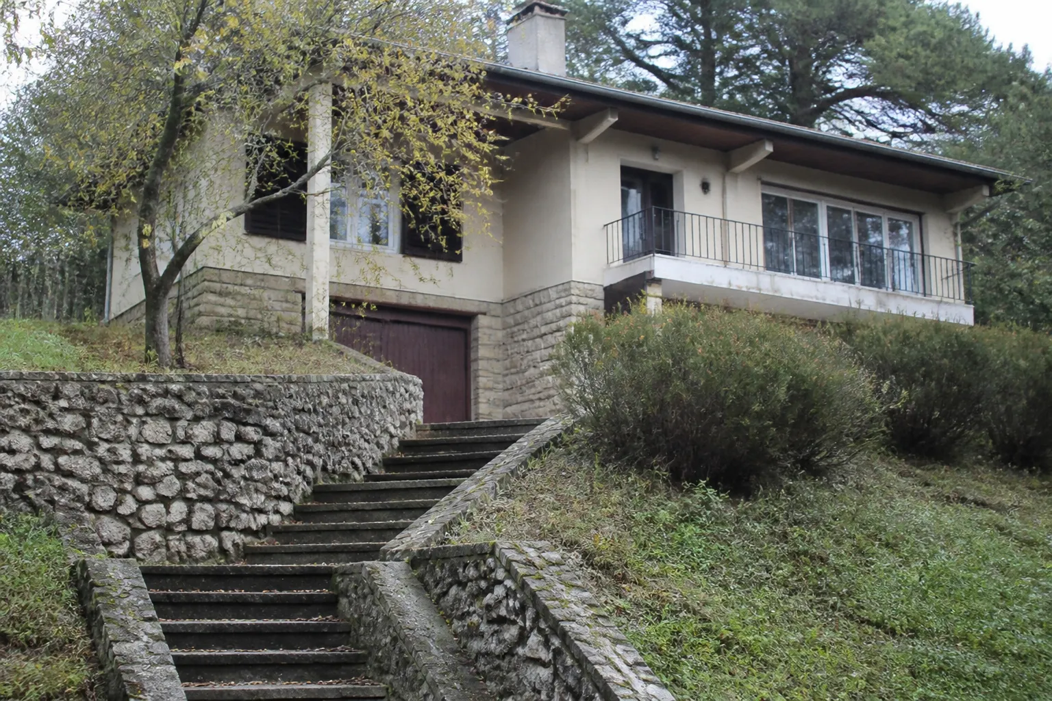 Maison sur un coteau avec mur de soutènement