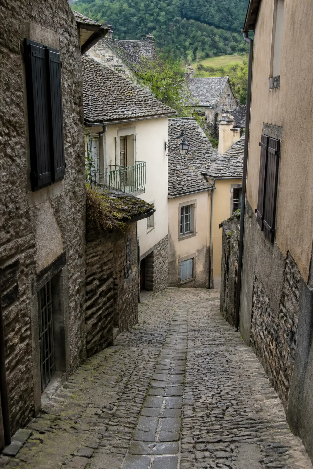 Ruelle pavée bordée de maisons anciennes en pierre au Puy-en-Velay
