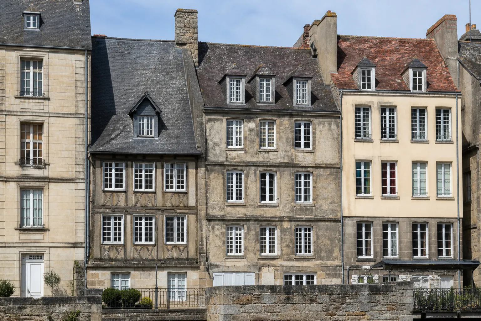 Façades d’immeubles anciens dans un centre historique