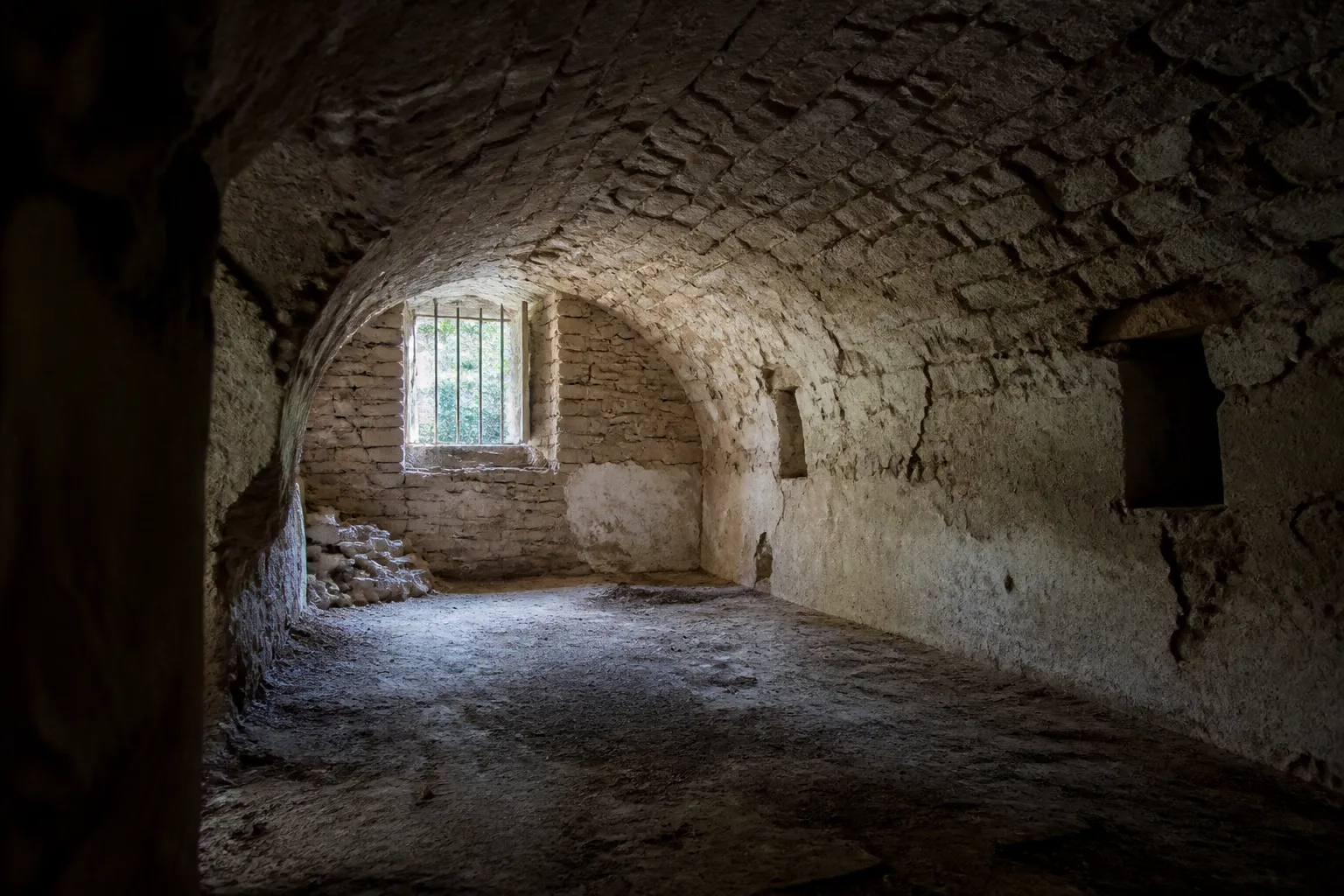 Cave voûtée en pierre d’une maison ancienne