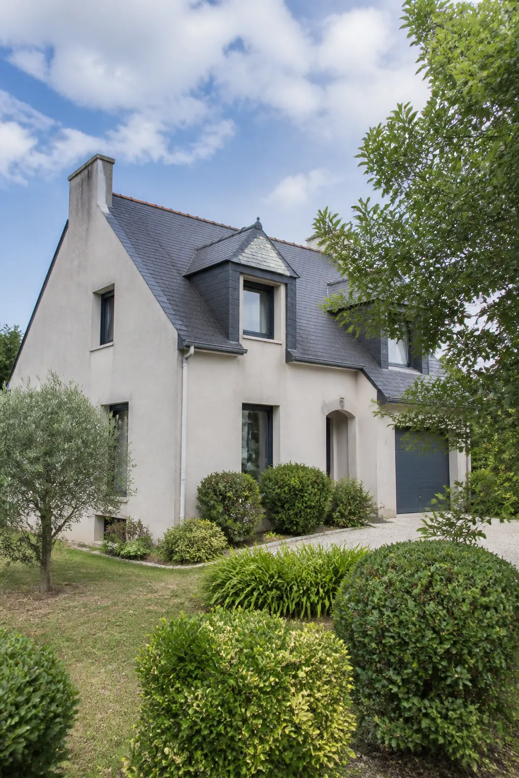 Maison individuelle avec jardin dans une commune résidentielle