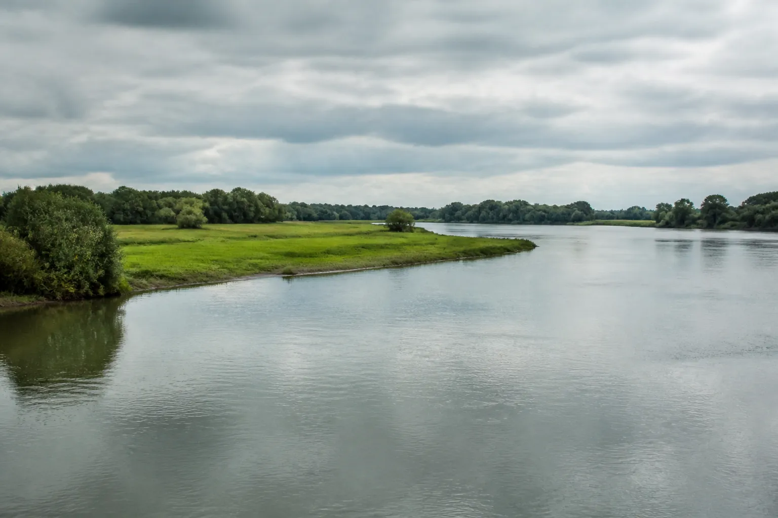 Berges d’un grand fleuve avec prairies inondables