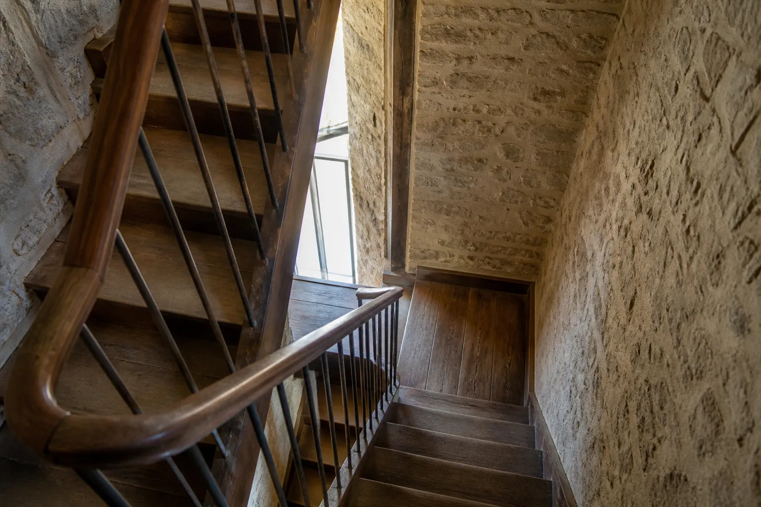 Escalier en bois ancien dans un immeuble de centre-ville