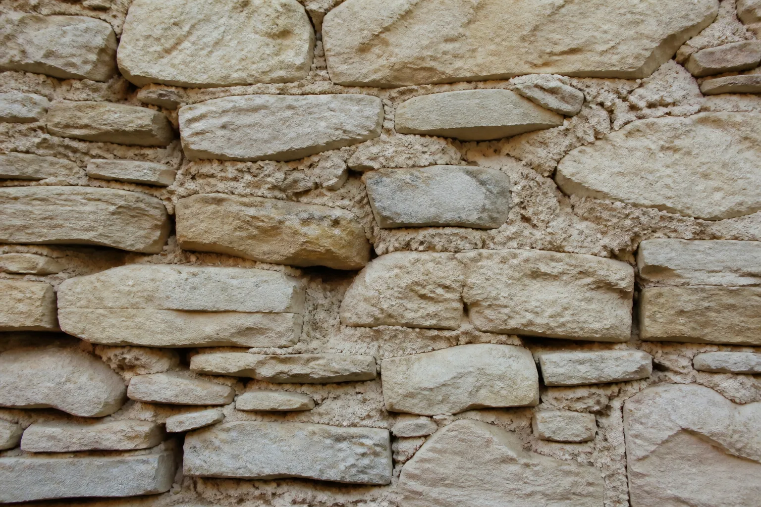 Mur en pierre calcaire avec joints dégradés