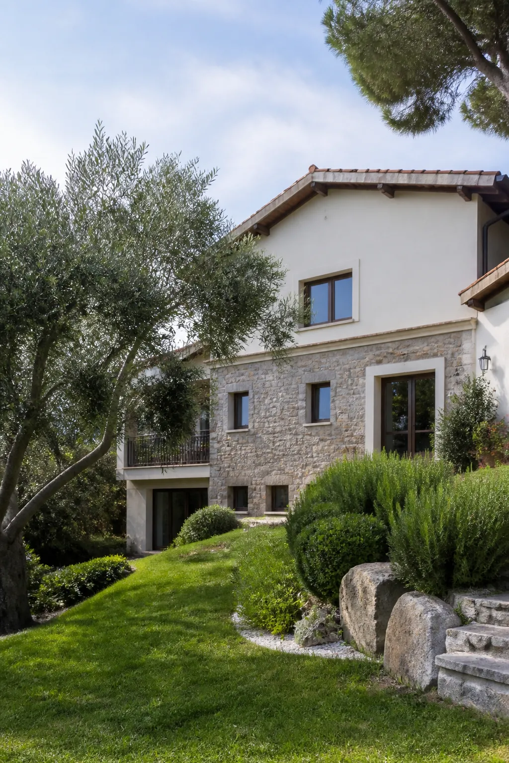 Maison individuelle en pierre et enduit avec jardin arboré